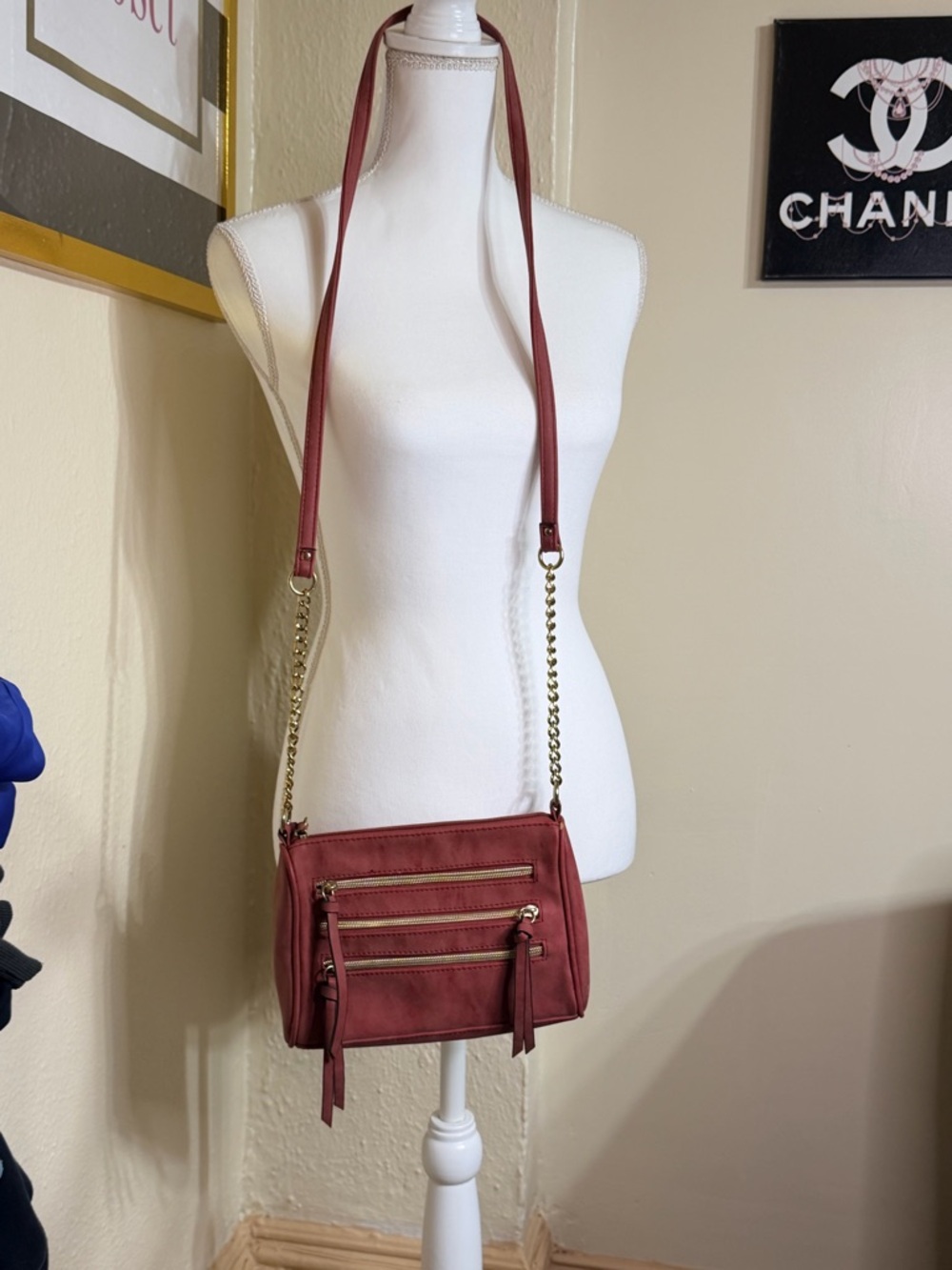 Classic Brick Red Crossbody Bag with Gold Chain Strap - Picture 2 of 4